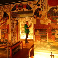 Imagen de un turista visitando la tumba de Nefertari en el Valle de las Reinas, en Luxor, Egipto. Nefertari es la esposa del famoso faraón Ramsés II del antiguo Egipto. Construida hace más de 3.000 años, la tumba es famosa por sus pinturas murales con colores vivos. Fue descubierta en 1904 y reabierta a los turistas en 2016 después de años de restauración. | Foto:Xinhua/Sui Xiankai