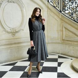 La cantante franco-italiana Carla Bruni-Sarkozy posa durante el photocall de Christian Dior como parte de la Semana de la Moda de Alta Costura Primavera-Verano 2023 en París. | Foto:JULIEN DE ROSA / AFP