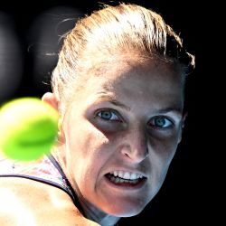 La checa Karolina Pliskova golpea una devolución contra la polaca Magda Linette durante su partido de cuartos de final de individuales femeninos en el décimo día del Abierto de Australia de tenis en Melbourne. | Foto:MANAN VATSYAYANA / AFP