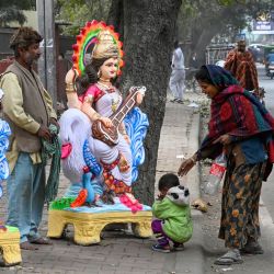 Un vendedor vende ídolos de la diosa hindú Saraswati antes del festival "Basant Panchami", en una calle de las afueras de Amritsar, India. | Foto:Narinder Nanu / AFP
