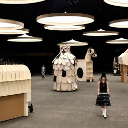 Una modelo presenta una creación de la colección Chanel Haute-Couture Primavera-Verano 2023-2024 durante la Semana de la Moda de París. | Foto:STEPHANE DE SAKUTIN / AFP