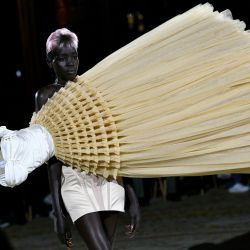 Una modelo presenta una creación para Viktor & Rolf durante la Semana de la Moda de Alta Costura Primavera-Verano 2023 en París. | Foto:STEPHANE DE SAKUTIN / AFP
