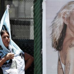 Una mujer con una bandera argentina participa en una protesta frente al hotel Sheraton, donde se celebra la cumbre de la Comunidad de Estados Latinoamericanos y Caribeños (CELAC), en Buenos Aires. | Foto:ALEJANDRO PAGNI / AFP