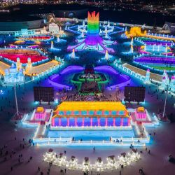 Vista aérea del Mundo de Hielo y Nieve de Harbin, en la provincia de Heilongjiang, en el noreste de China. Actividades de hielo y nieve se han llevado a cabo en Harbin para atraer visitantes de todo el país durante las vacaciones del Festival de la Primavera. | Foto:Xinhua/Zhang Tao