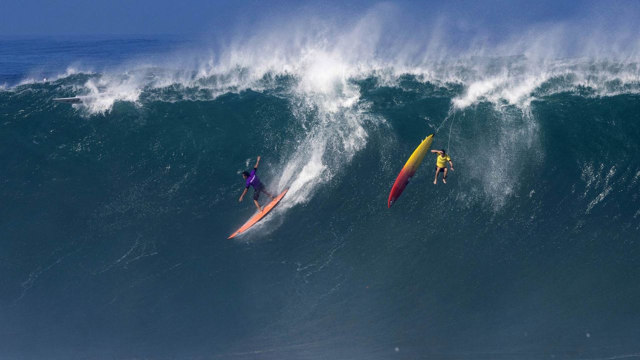 El surfista estadounidense Eli Olsen cabalga una ola mientras el surfista hawaiano Jake Maki es aniquilado durante el concurso de surf Eddie Aikau Big Wave Invitational, en Waimea Bay en la costa norte de Oahu en Hawai. | Foto:Brian Bielmann / AFP