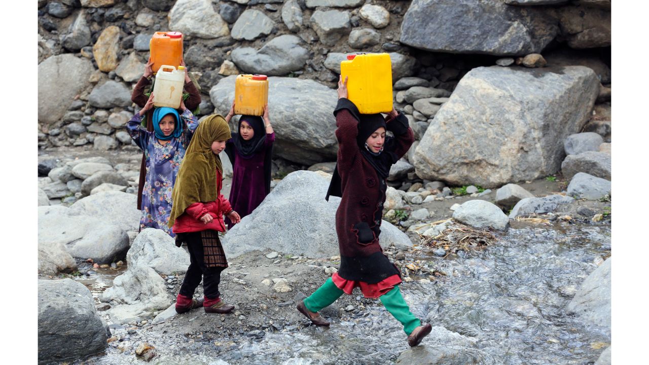 En esta fotografía niñas afganas transportan bidones de agua potable después de llenarlos de un arroyo en el distrito de Dara-i-Nur de la provincia de Nangarhar. | Foto:Shafiullah KAakar / AFP