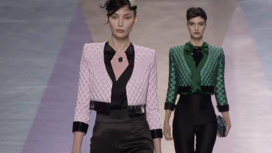 Commedia dell’Art: Armani Privé se reinventa con el teatro del siglo XVI en su colección de alta costura