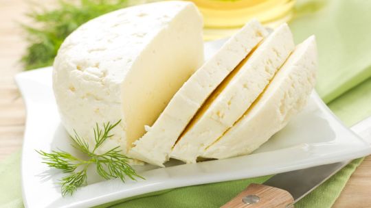 Riesgos para la salud: ANMAT prohíbe un queso cremoso y una marca de hilos tensores