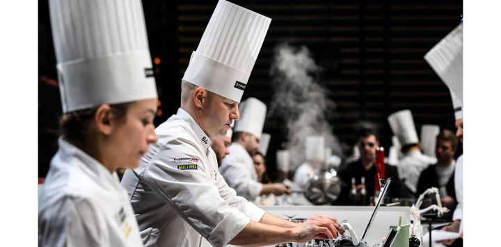 El chef danés Brian Mark Hansen compite en el concurso de cocina Bocuse d'Or 2023 en la sala de exposiciones Eurexpo en Chassieu, cerca de Lyon, en el centro-este de Francia.
