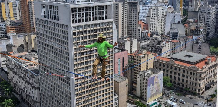 El highliner brasileño Rafael Bridi actúa sobre una slackline de 114 metros de altura y 510 metros de longitud, cruzando todo el Vale do Anhangabau, en el marco del 469 aniversario de la ciudad de Sao Paulo, Brasil.