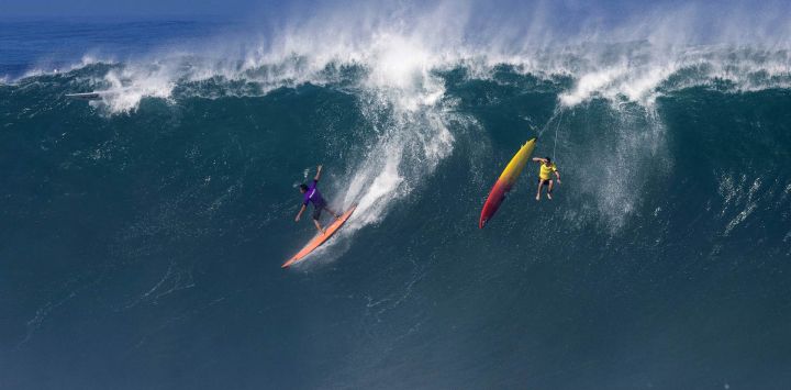 El surfista estadounidense Eli Olsen cabalga una ola mientras el surfista hawaiano Jake Maki es aniquilado durante el concurso de surf Eddie Aikau Big Wave Invitational, en Waimea Bay en la costa norte de Oahu en Hawai.