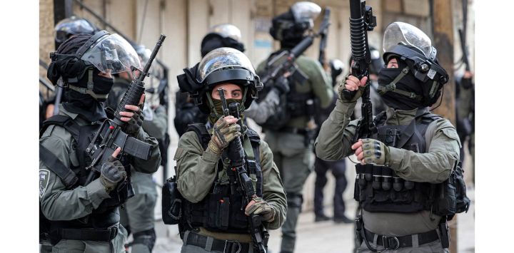Guardias fronterizos israelíes montan guardia durante los enfrentamientos con palestinos en el campo de refugiados de Shuafat, en Jerusalén oriental, tras una operación para destruir el interior de un sexto piso perteneciente a un palestino sospechoso de un ataque mortal contra las fuerzas israelíes.