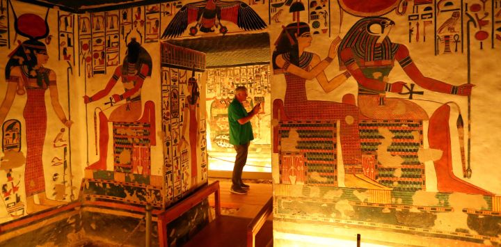 Imagen de un turista visitando la tumba de Nefertari en el Valle de las Reinas, en Luxor, Egipto. Nefertari es la esposa del famoso faraón Ramsés II del antiguo Egipto. Construida hace más de 3.000 años, la tumba es famosa por sus pinturas murales con colores vivos. Fue descubierta en 1904 y reabierta a los turistas en 2016 después de años de restauración.