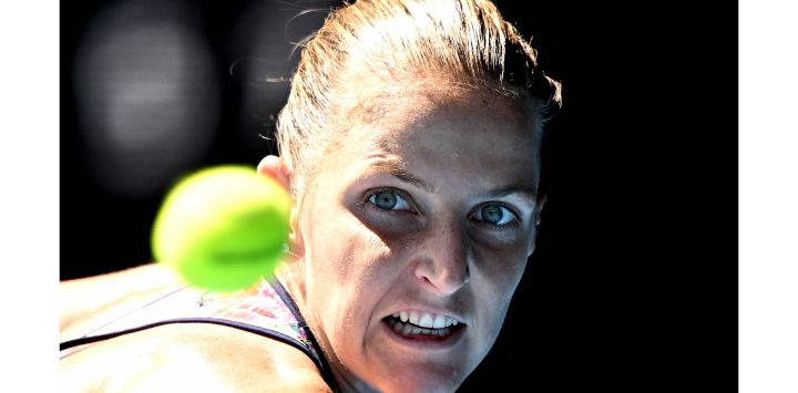 La checa Karolina Pliskova golpea una devolución contra la polaca Magda Linette durante su partido de cuartos de final de individuales femeninos en el décimo día del Abierto de Australia de tenis en Melbourne.