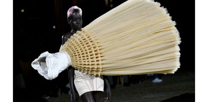 Una modelo presenta una creación para Viktor & Rolf durante la Semana de la Moda de Alta Costura Primavera-Verano 2023 en París.