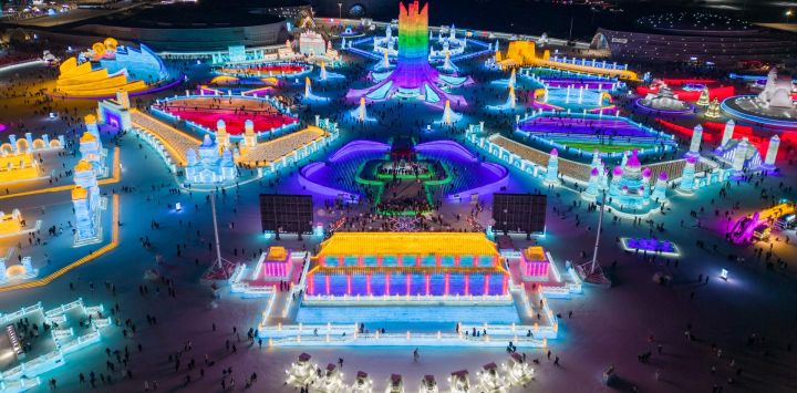 Vista aérea del Mundo de Hielo y Nieve de Harbin, en la provincia de Heilongjiang, en el noreste de China. Actividades de hielo y nieve se han llevado a cabo en Harbin para atraer visitantes de todo el país durante las vacaciones del Festival de la Primavera.
