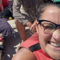 Un muy breve momento de distensión: selfie de la Dra. Ana Pía Rabuffetti, mientras el equipo navega por aguas del Paraná. 