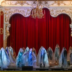 Cantantes actúan en el escenario de la Ópera Estatal de Hungría en Budapest, durante el ensayo general de "Guerra y Paz" del escritor ruso León Tolstoi. | Foto:ATTILA KISBENEDEK / AFP