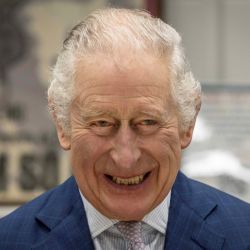 El rey Carlos III de Gran Bretaña reacciona durante una mesa redonda en el marco de su visita al Africa Centre, en Southwark, Gran Londres. | Foto:Jack Hill / POOL / AFP