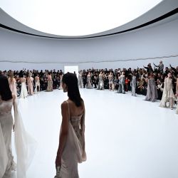 Modelos presentan creaciones para Fendi Couture durante la Semana de la Moda de Alta Costura Primavera-Verano 2023 en París. | Foto:Anne-Christine Poujoulat / AFP