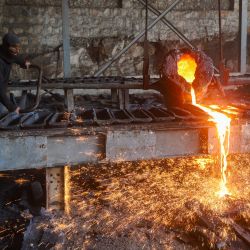 Obreros trabajan en una fábrica para reciclar restos de guerra y chatarra y convertirlos en lingotes de hierro y materiales de construcción cerca del paso fronterizo de Bab al-Hawa, controlado por los rebeldes, entre Siria y Turquía. | Foto:Abdulaziz Ketaz / AFP