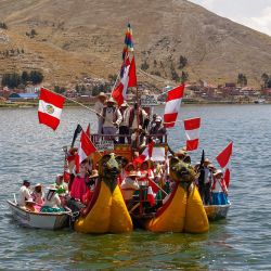 Pobladores de las islas Uros y Taquile, en el lago Titicaca, frontera con Bolivia, llegan a la ciudad de Puno, Perú, para participar en una protesta contra el gobierno de Dina Boluarte pidiendo su renuncia y el cierre del Congreso. | Foto:Juan Carlos Cisneros / AFP