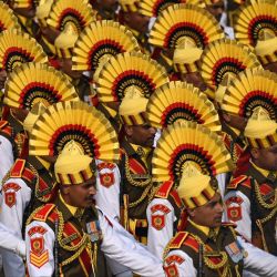 Soldados indios marchan durante el ensayo general del próximo desfile del Día de la República, en Nueva Delhi, India. | Foto:MONEY SHARMA / AFP