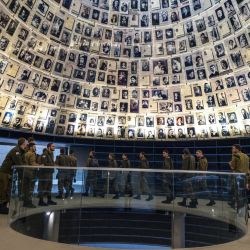 Soldados israelíes visitan la Sala de los Nombres en el Museo Conmemorativo del Holocausto Yad Vashem en Jerusalén. | Foto:MENAHEM KAHANA / AFP