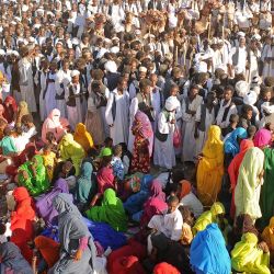 Sudaneses asisten a la celebración anual de al-Sharifa Mariam al-Mirghani, una influyente figura sufí conocida como la "Madre de los Pobres" dentro de la comunidad Beja del este de Sudán, en Sinkat, a unos 120 kilómetros de Puerto Sudán. | Foto:Ibrahim Ishaq / AFP