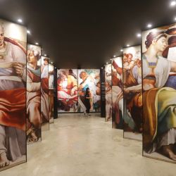 Una mujer visita la exposición inmersiva "Miguel Angel: El Maestro de la Capilla Sixtina" en su primer día de apertura al público, en Sao Paulo, Brasil. | Foto:Xinhua/Rahel Patrasso