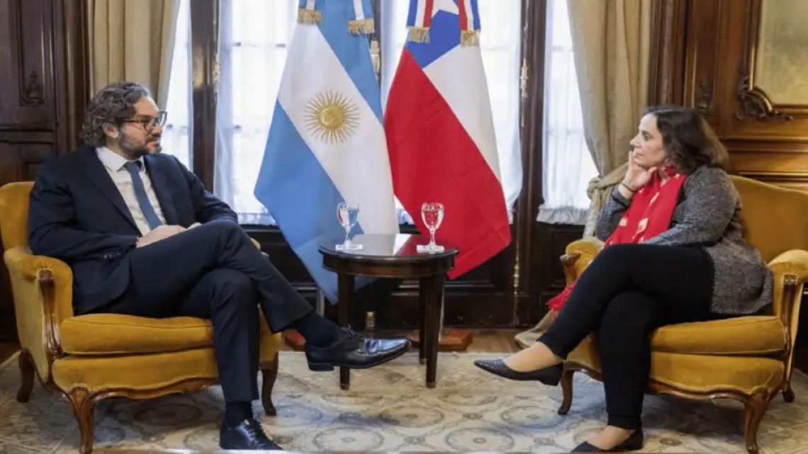 Santiago Cafiero and Chilean Foreign Minister Antonia Urrejola