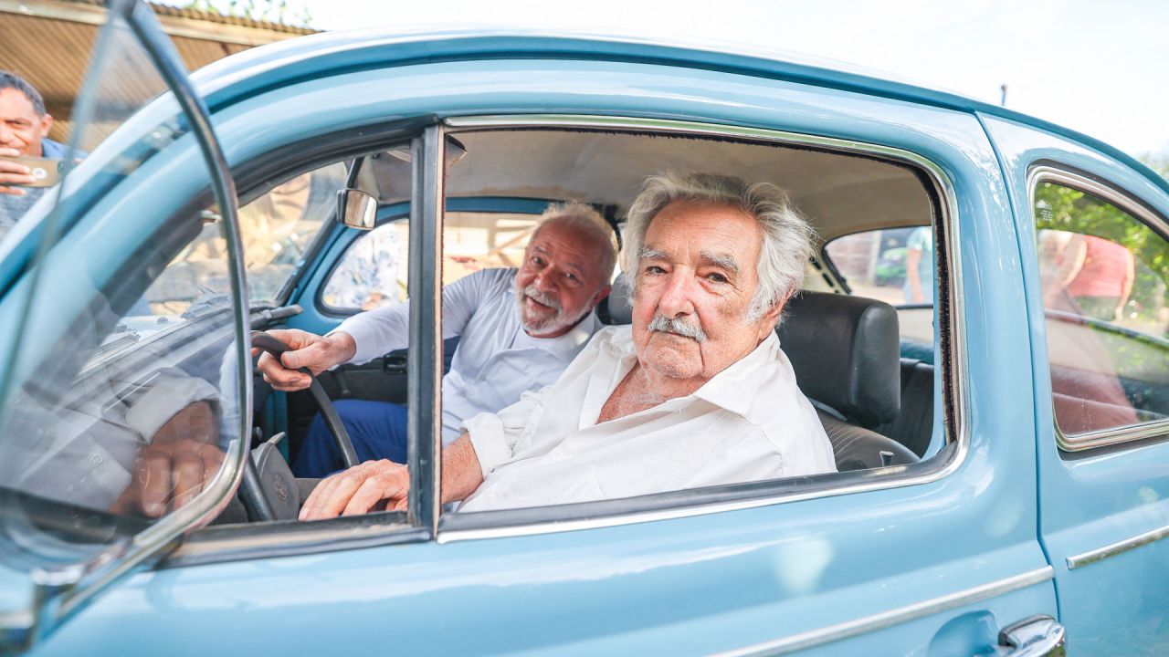 Esta foto muestra al presidente brasileño Luiz Inácio Lula da Silva y al expresidente uruguayo (2010-2015) José Mujica posando dentro del coche de Mujica en su granja en Rincón del Cerro, Montevideo, durante la visita de Lula a Uruguay. | Foto:RICARDO STUCKERT / Presidencia de Brasil / AFP