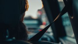 Recientes estudios revelan cuál es la plaza más segura donde sentarse y evitar riesgos de accidentes al subir a un auto o transporte público.