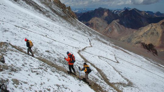 Peligro en el Aconcagua: cayó a 6 mil metros de altura, perdió una pierna y lucha por su vida