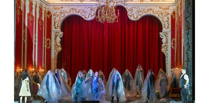 Cantantes actúan en el escenario de la Ópera Estatal de Hungría en Budapest, durante el ensayo general de "Guerra y Paz" del escritor ruso León Tolstoi.