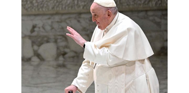 El Papa Francisco bendice a los asistentes al inicio de la audiencia general semanal en la sala Pablo VI del Vaticano.