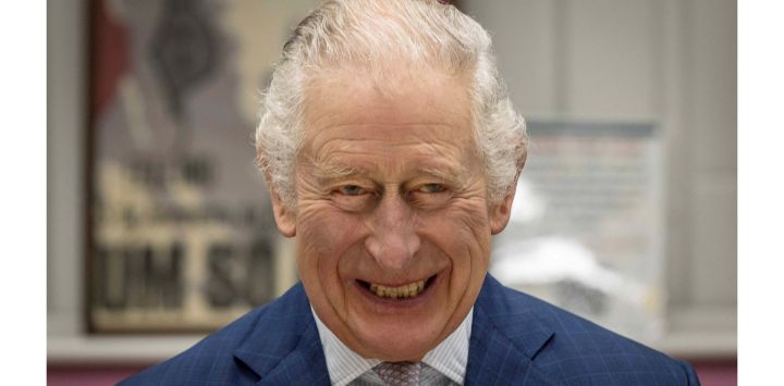 El rey Carlos III de Gran Bretaña reacciona durante una mesa redonda en el marco de su visita al Africa Centre, en Southwark, Gran Londres.