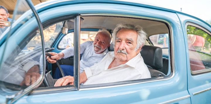 Esta foto muestra al presidente brasileño Luiz Inácio Lula da Silva y al expresidente uruguayo (2010-2015) José Mujica posando dentro del coche de Mujica en su granja en Rincón del Cerro, Montevideo, durante la visita de Lula a Uruguay.