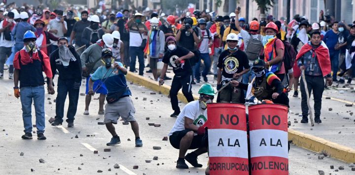 Manifestantes lanzan piedras a la policía antidisturbios durante enfrentamientos dentro de una protesta contra el gobierno de Dina Boluarte pidiendo su renuncia y el cierre del Congreso, en Lima, Perú.