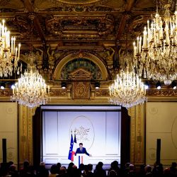 El presidente francés Emmanuel Macron pronuncia un discurso mientras celebra una ceremonia con miembros de la comunidad asiática en Francia para conmemorar el Año Nuevo Lunar en el Palacio del Elíseo en París. | Foto:Aurelien Morissard / POOL / AFP