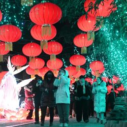 Imagen de personas recorriendo un espectáculo de linternas durante las vacaciones del Festival de la Primavera, en Tianjin, en el norte de China. | Foto:Xinhua/Zhao Zishuo