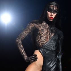 La modelo francesa Raya Martigny presenta una creación para Mugler durante la Semana de la Moda de Alta Costura Primavera-Verano 2023 en París. | Foto:JULIEN DE ROSA / AFP