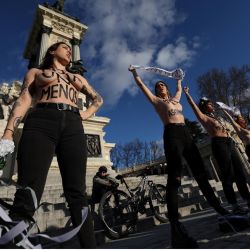 Miembros del grupo activista feminista Femen realizan una protesta para denunciar el aumento del número de feminicidios cometidos en España en los últimos meses, en el Parque del Retiro de Madrid. | Foto:Pierre-Philippe Marcou / AFP