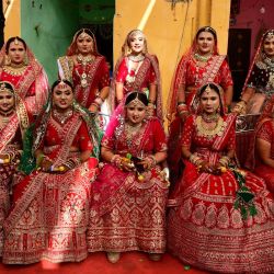 Novias de la comunidad Chhara de la India posan antes de participar en una ceremonia de matrimonio masiva en las afueras de Ahmedabad. | Foto:SAM PANTHAKY / AFP