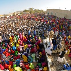 Sudaneses asisten a la celebración anual de al-Sharifa Mariam al-Mirghani, una influyente figura sufí conocida como la "Madre de los Pobres" dentro de la comunidad Beja del este de Sudán, en Sinkat. | Foto:Ibrahim Ishaq / AFP