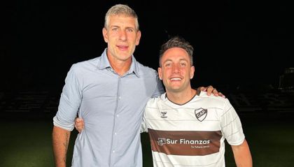 Momo Benavides y Martín Palermo, juntos en la presentación de las camisetas de Platense