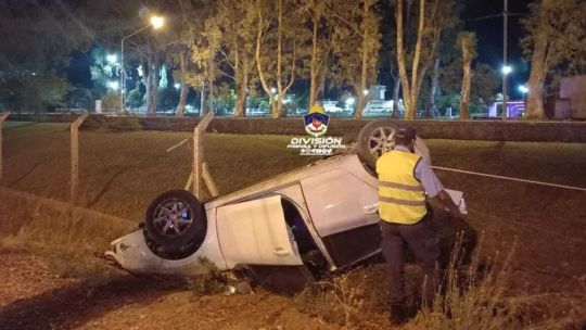 Neuquén: un conductor borracho volcó y lo fue a buscar otro que estaba peor