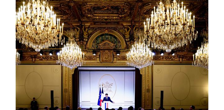 El presidente francés Emmanuel Macron pronuncia un discurso mientras celebra una ceremonia con miembros de la comunidad asiática en Francia para conmemorar el Año Nuevo Lunar en el Palacio del Elíseo en París.