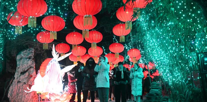 Imagen de personas recorriendo un espectáculo de linternas durante las vacaciones del Festival de la Primavera, en Tianjin, en el norte de China.
