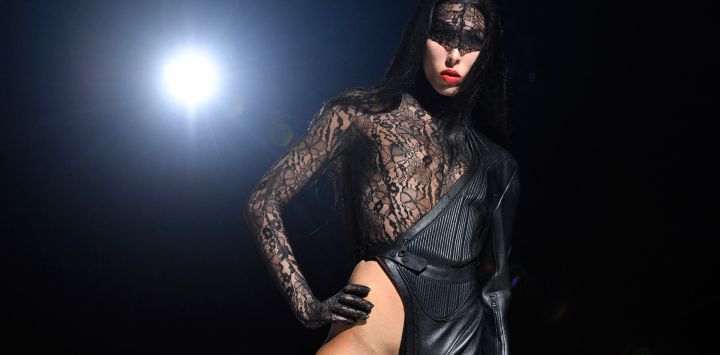 La modelo francesa Raya Martigny presenta una creación para Mugler durante la Semana de la Moda de Alta Costura Primavera-Verano 2023 en París.